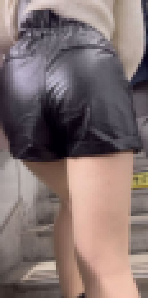 レザーショートパンツ姿で街を歩く美女⑧ サンプル画像1