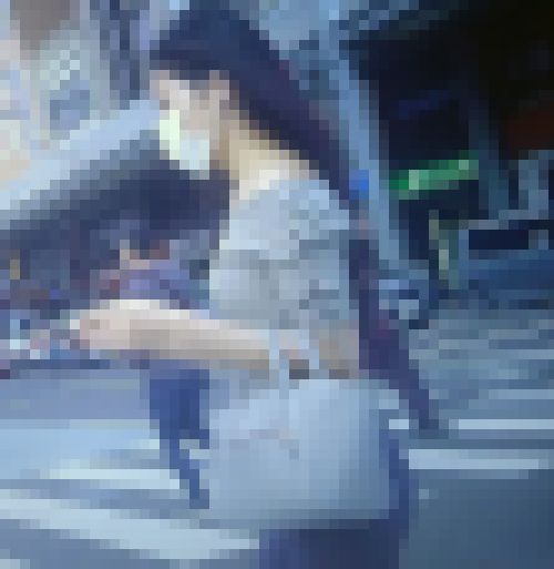 色気が凄まじい超絶美人お姉さんがエロボディ強調させて歩いてるよ サンプル画像1