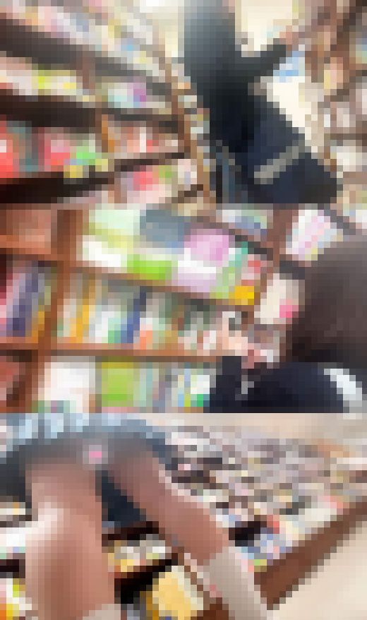 黒髪美女J●▷ノーパン盗撮。薄い恥毛と小ぶりな美マンコがパックリ/ローアングル【パンチラ盗撮】　サンプル画像1