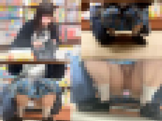 黒髪美女J●▷ノーパン盗撮。薄い恥毛と小ぶりな美マンコがパックリ/ローアングル【パンチラ盗撮】　サンプル画像3