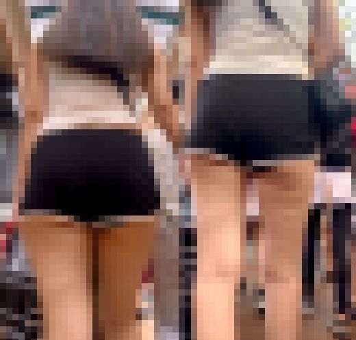 ショートパンツからこぼれるパンチラにハミ尻が魅力な美女 サンプル画像1