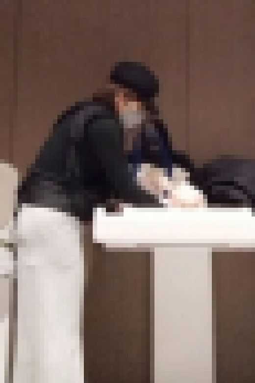 【女装】出産２ヶ月を迎える子供を抱っこしながらオナニー　サンプル画像2