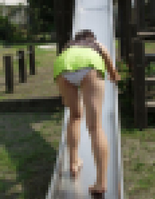 ◆素人投稿動画 服は要りません。どこでもすぐに裸になっちゃう露出大好き女子大生さんです 【Part.01：駐車場で着替えとリサイ　サンプル画像2