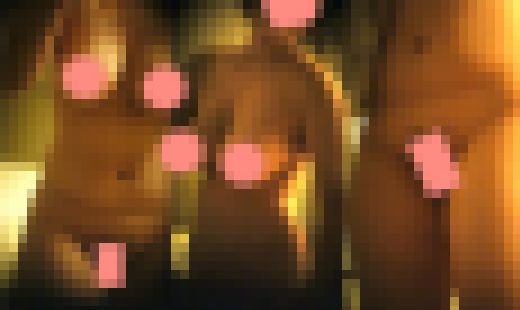 Iカップの爆乳美女、陰毛の草原に一筋の小川が流れるかのようなワレメ。。気配を感じ、ワレメを隠しながら警戒　サンプル画像1