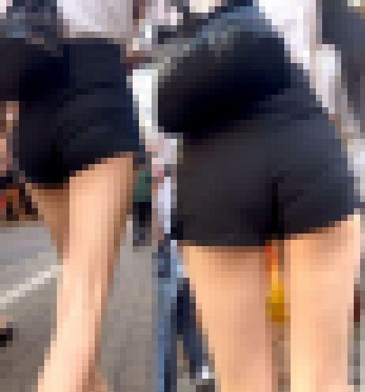 ショートパンツに生足が魅力な美女② サンプル画像1