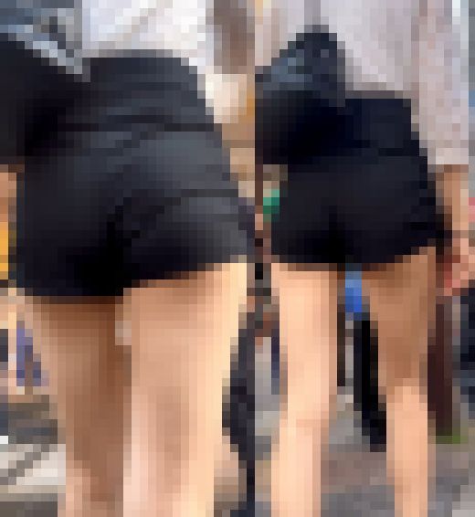 ショートパンツに生足が魅力な美女② サンプル画像3