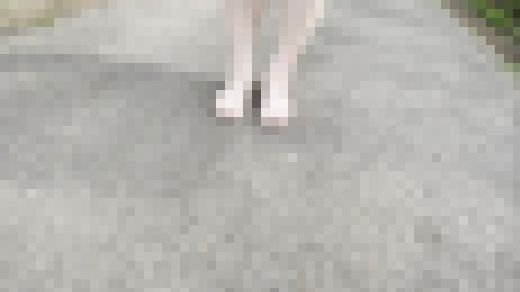 【完全裸足】第31弾！裸足で夏の夕暮れ時を歩く女性　サンプル画像1