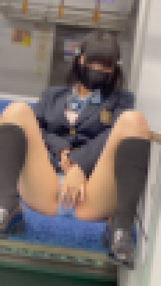 女子学生盗撮日記77 続々・青チェックあ○ちゃん風童顔J系を電車内とトイレ内で盗撮【※33分超撮影・お金を貰って大胆におパンツ見　サンプル画像1