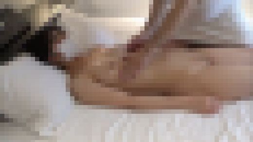 超絶スレンダー美女りのちゃんにオイルでテカテカマッサージ　サンプル画像2