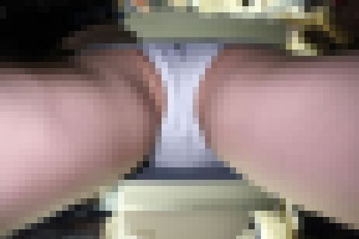 【やばい古着屋】金髪JDの純白パンティが撮れましたｗ　サンプル画像3