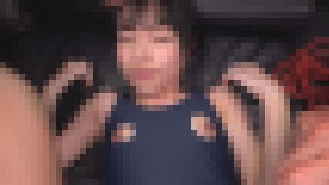 スク水の似合う低身長のカワイイ子を鬼畜男3人が玩具でガン攻め! サンプル画像1