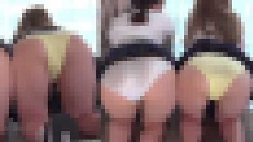 制服女子2人が友達同士で、スカートめくり合いっこパンチラ！（2）四つん這い、M字開脚、逆立ちパンチラ　サンプル画像1