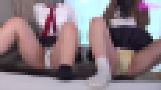 制服女子2人が友達同士で、スカートめくり合いっこパンチラ！（2）四つん這い、M字開脚、逆立ちパンチラ　サンプル画像2