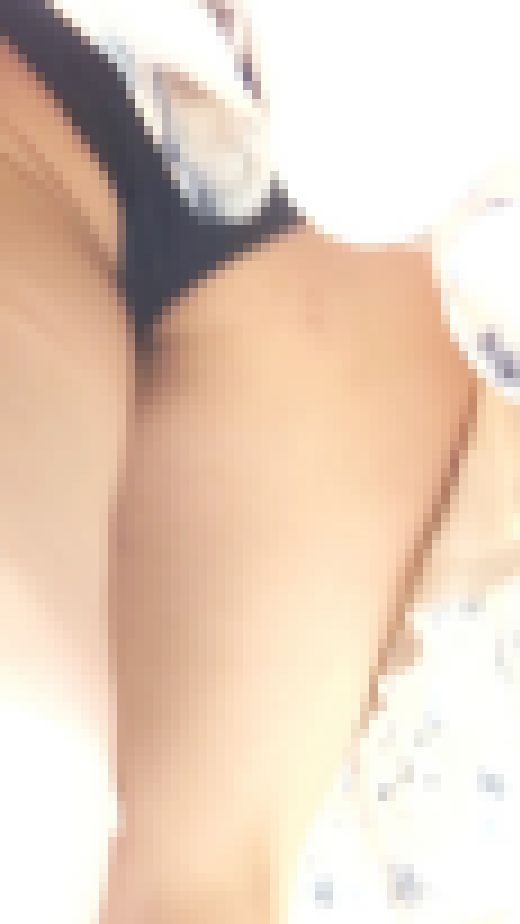 [★新作]パンチラ盗撮 OLさん 彼氏が隣にいたけど黒パンツを強引撮影　サンプル画像3