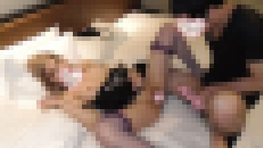 コンパニオンがパンツ忘れるとかアリ!?童貞後輩にいい思いさせようと思ったパイセンまさかの連続中出しw サンプル画像2