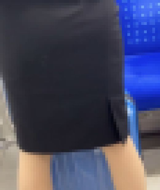 スーツケースが邪魔で股を閉じれない美人リクスー生　サンプル画像3