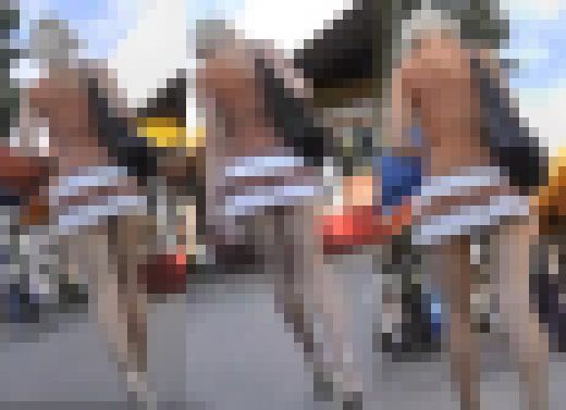 【股下0㎝！？お尻丸見えで平然と歩くお姉さんを逆さ撮り！】　サンプル画像1