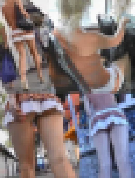 【股下0㎝！？お尻丸見えで平然と歩くお姉さんを逆さ撮り！】　サンプル画像2
