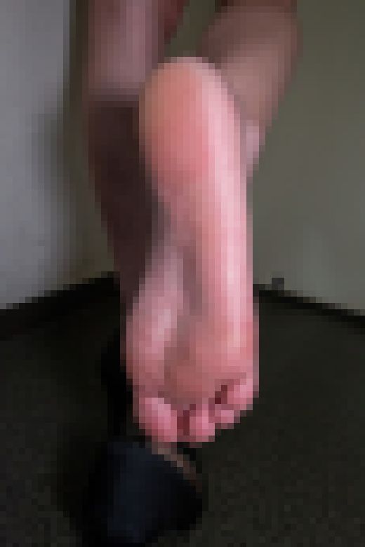 素足にヒール！人妻さんの蒸れた足の裏　サンプル画像2