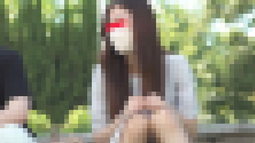 公園パンチラ８　パンツがもっこりする程の「デカクリ」系女子　サンプル画像1