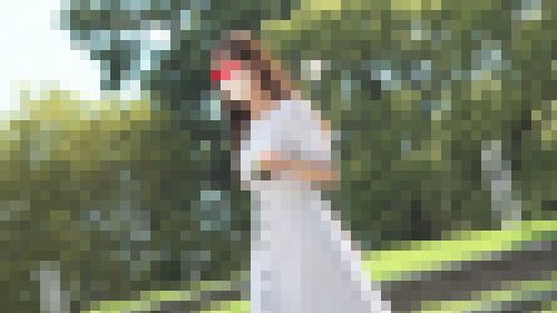 公園パンチラ８　パンツがもっこりする程の「デカクリ」系女子　サンプル画像3