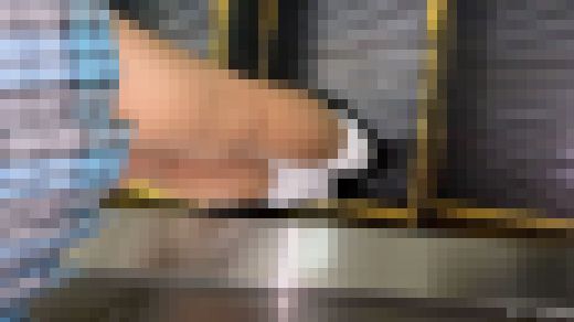 【究極の接写】警戒&粘着の果てにはスカートの痕まで見えるスーパーパラダイス！青チェのオキニありがとう♪　サンプル画像1