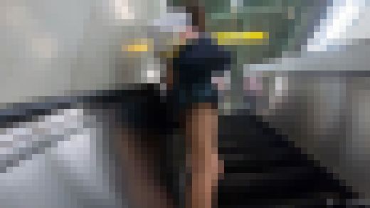 【究極の接写】警戒&粘着の果てにはスカートの痕まで見えるスーパーパラダイス！青チェのオキニありがとう♪　サンプル画像2