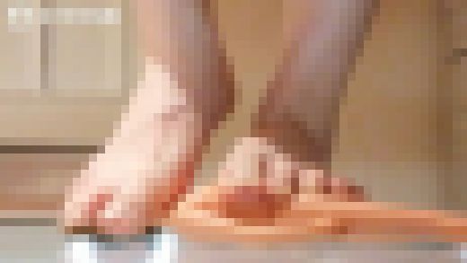 【顔出し無し】現役S嬢めいさ様の素足下小人M男踏み潰し２　サンプル画像1