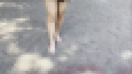 【完全裸足】第32弾!裸足で真夏の公園を歩く女性 サンプル画像2