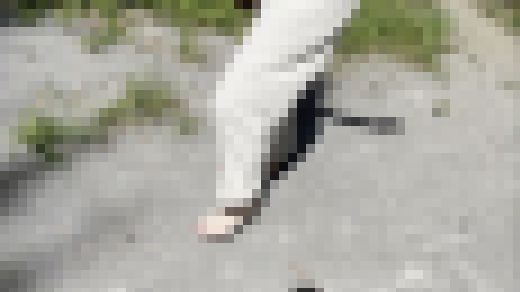【完全裸足】第33弾!裸足で猛暑日の公園を歩く女性 part1 サンプル画像1