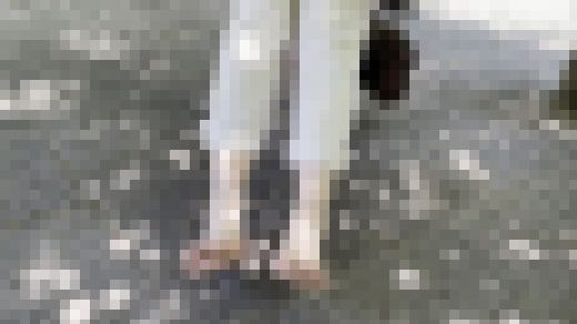 【完全裸足】第33弾!裸足で猛暑日の公園を歩く女性 part1 サンプル画像2