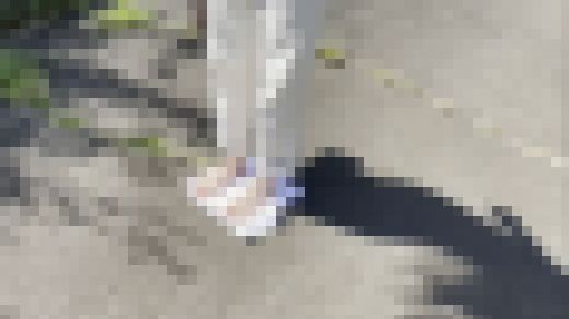 【完全裸足】第33弾!裸足で猛暑日の公園を歩く女性 part1 サンプル画像3