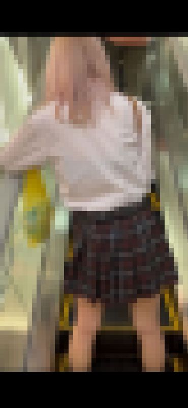 ロ○赤チェKの中を覗いたらまさかの赤Tバック…からのマ○コ出ちゃってる…　サンプル画像1