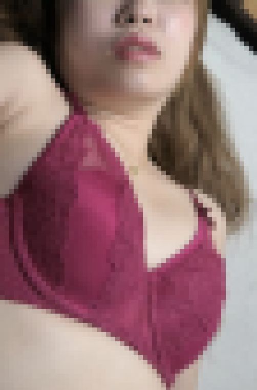 個室で接写!エロカワ美女の顔1 サンプル画像2