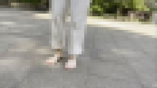 【完全裸足】第33弾!裸足で猛暑日の公園を歩く女性 part2 サンプル画像1
