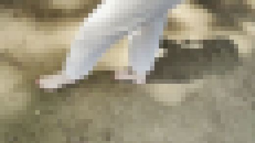 【完全裸足】第33弾!裸足で猛暑日の公園を歩く女性 part2 サンプル画像2