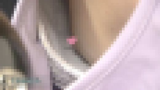 【胸チラ盗●】現役女子大生/美女の乳首/うぶ毛も美しい美乳【ベーシストの日常Vol.5】　サンプル画像3