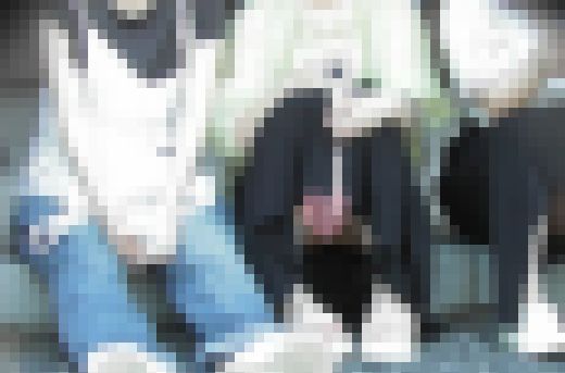 おとなしめ女子のTバック座りパンチラ動画　サンプル画像3