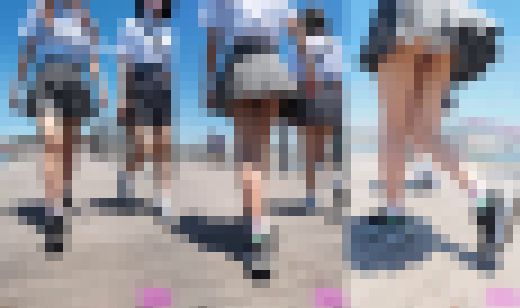 【縦型動画】ミニスカ制服2人組、自転車パンチラ（1）強風でスカートめくれて街中で恥ずかしい風パンチラ　サンプル画像1