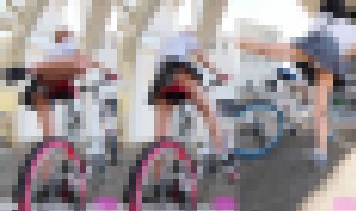 【縦型動画】ミニスカ制服2人組、自転車パンチラ(2)サドルに跨る瞬間の恥ずかしい開脚パンチラ サンプル画像2