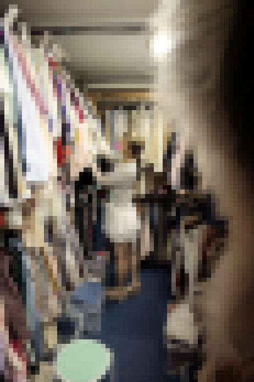 【パンチラ盗●】個性派めがね女の後を付けて行ったら... サンプル画像2