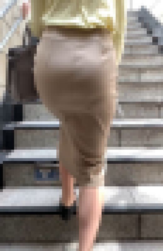 【OLシリーズ】清楚美人のエロいOLのフルバックパンティーラインを披露【45】 サンプル画像1