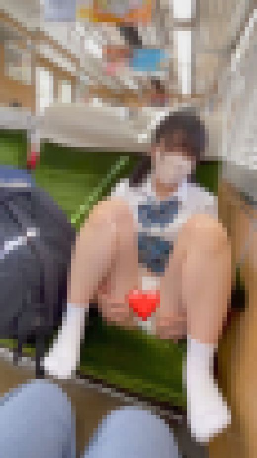 女子学生盗撮日記94　初遠征！！関西地区激カワ童顔ツインテ青チェックJ系を電車内で盗撮【前編・※完全主観30分超撮影】　サンプル画像2