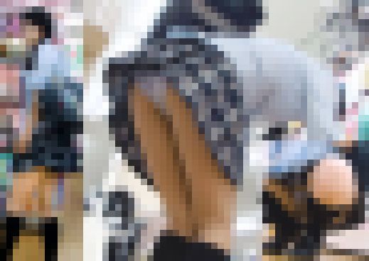 突き出したお尻からエロパンツがもろ見えなミニスカ制服娘パンチラ盗撮 サンプル画像2