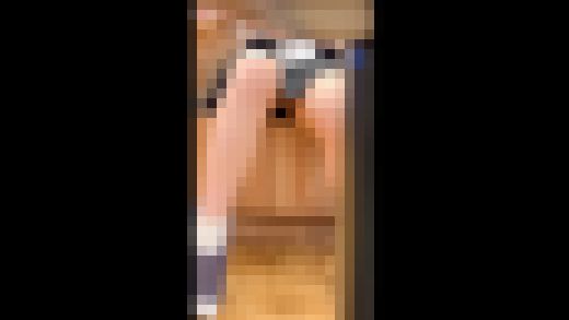 そんなに見えてて大丈夫?!猫に夢中になりすぎてる女の子2人組 サンプル画像1