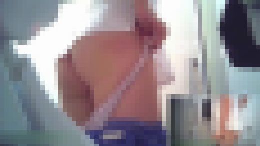 買い物中の美女を個室で サンプル画像2
