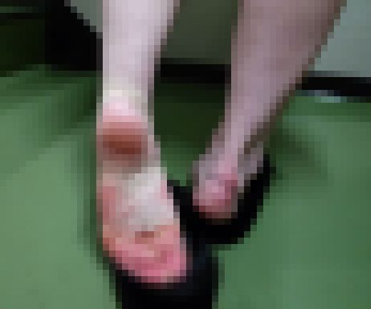 ４Ｋ★足が臭すぎて恋人に振られ続け５年のトンデモ女子大生が繰り出す禁断の足裏in素足パンプス　サンプル画像2