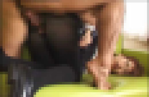 脚にピッタリとフィットする黒タイツを身に着けた女子学生を味わうフェティッシュ・スタイル… Part 8 サンプル画像1