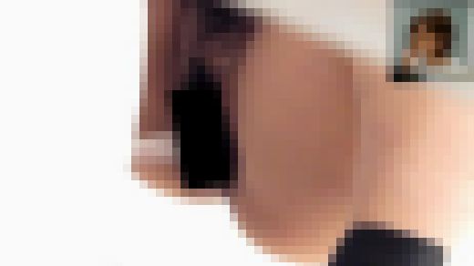 若い美女が押し寄せる和式個室　サンプル画像2