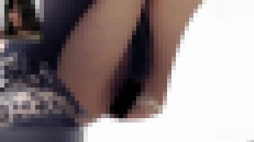 若い美女が押し寄せる和式個室3 サンプル画像2